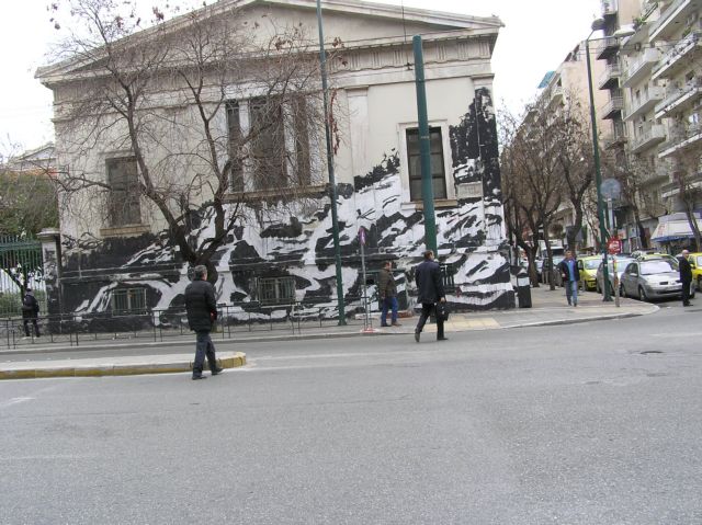 Αθήνα: Ασπρόμαυρο γκράφιτι στο Πολυτεχνείο