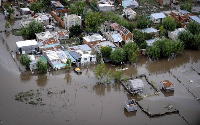 Πλημμύρες σαρώνουν την Αργεντινή – 6.000 άνθρωποι εγκατέλειψαν τα σπίτια τους