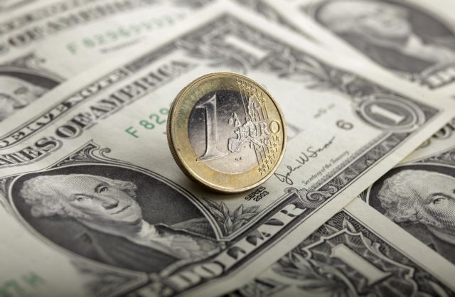Η ποσοτική χαλάρωση της ΕΚΤ οδηγεί το ευρώ σε ισοπαλία με το δολάριο