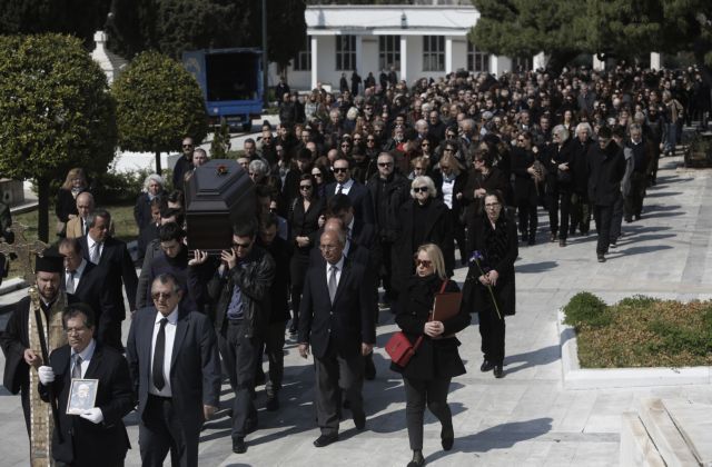 Λούλουδια και χειροκρότημα από πλήθος κόσμου στο τελευταίο αντίο στον Διαγόρα Χρονόπουλο