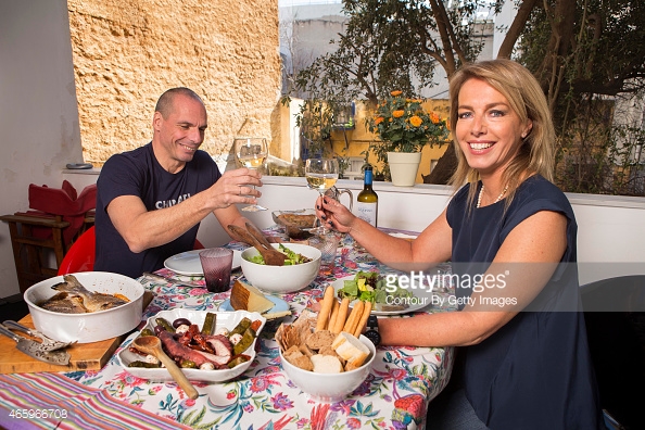 Βαρουφάκης: «Μετανιώνω για τη φωτογράφιση στο Paris Match»