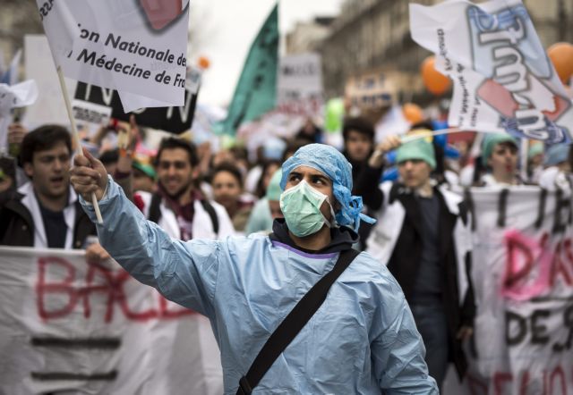 Ξεσηκώθηκαν γιατροί και νοσηλευτές κατά της κυβέρνησης Ολάντ