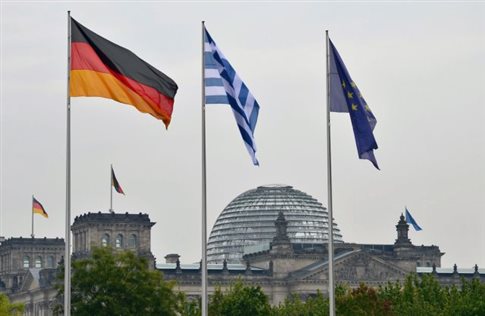 Βερολίνο: «Ολη η γερμανική κυβέρνηση θέλει να παραμείνει η Ελλάδα στο ευρώ»