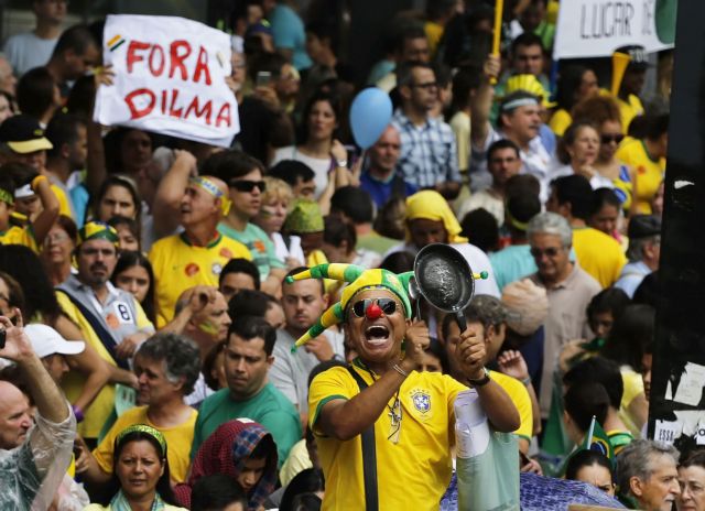 [Κλικ] «Εξω η Ντίλμα» φώναzαν οι Βραζιλιάνοι