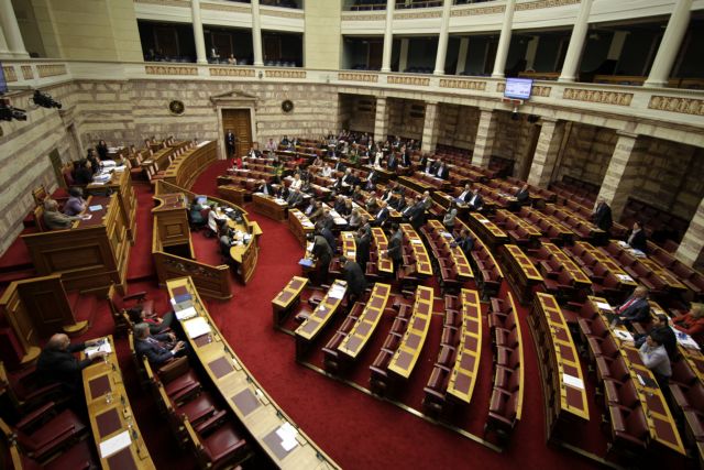 Ψηφίστηκε τα ξημερώματα το νομοσχέδιο για την ανθρωπιστική κρίση και τη διαφθορά