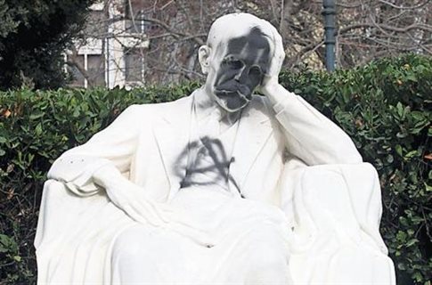 Στο στόχαστρο βανδάλων τα αγάλματα των Παλαμά, Κυβέλης και Ξενόπουλου