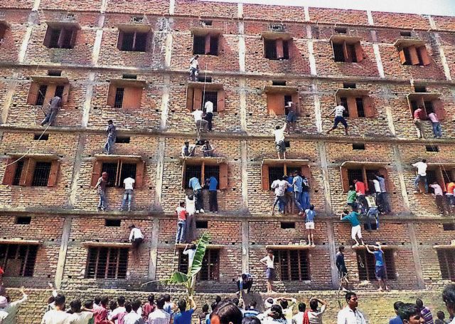Ινδία: Συνέλαβαν 1.000 γονείς που… σκαρφάλωσαν στα παράθυρα για να δώσουν σκονάκι στα παιδιά