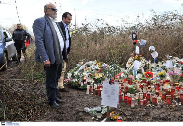 Λουλούδια στο σημείο όπου βρέθηκε νεκρός ο Βαγγέλης Γιακουμάκης κατέθεσε ο υπουργός Υγείας
