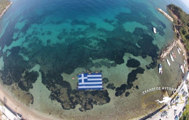 Στη Σάμο η μεγαλύτερη ελληνική σημαία κάτω από την επιφάνεια της θάλασσας