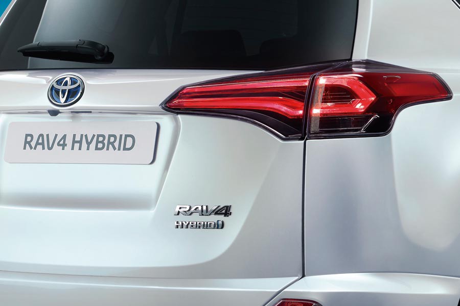 Η Toyota ενισχύει τη γκάμα της με το υβριδικό RAV4