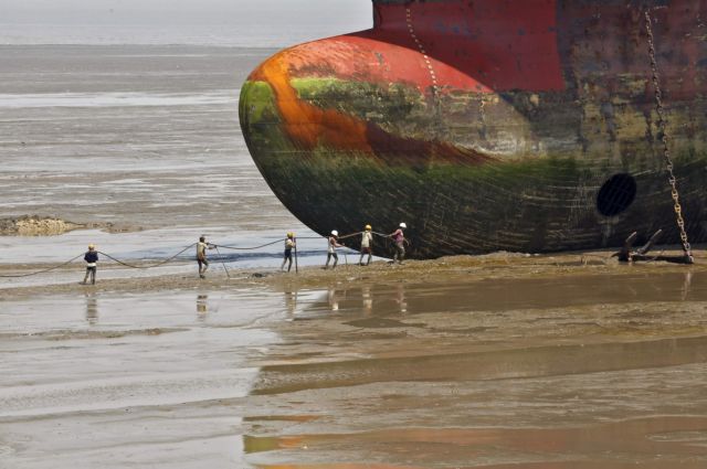 Η ΕΕ απαγορεύει την «αισχρή» διάλυση πλοίων σε παραλίες της ΝΑ Ασίας