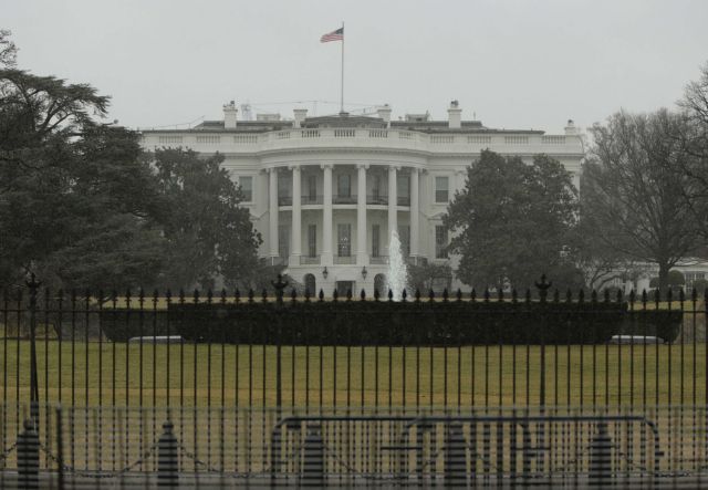 ΗΠΑ: Συνελήφθη ένας άνδρας που επιχείρησε να σκαρφαλώσει στην περίφραξη του Λευκού Οίκου