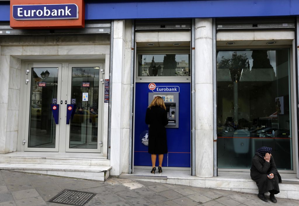 Μεγάλη πτώση παρουσιάζουν οι αποταμιεύσεις των ελληνικών νοικοκυριών σύμφωνα με την Eurobank