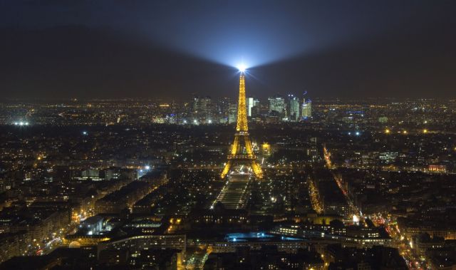 Με τη βιομηχανία πορνό συνδέονται τα drones που πετούσαν πάνω από το Παρίσι