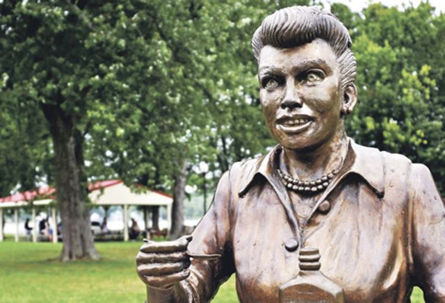 Το άγαλμα της Λουσίλ Μπολ που τρομοκρατεί ένα ολόκληρο χωριό