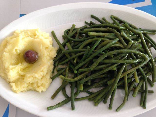 Αμπελοφάσουλα σαλάτα με σκορδαλιά