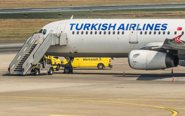 Αναγκαστική προσγείωση για τουρκικό αεροσκάφος με έναν κινητήρα στις φλόγες