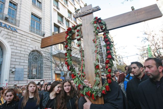 Θεσσαλονίκη: Πλήθος πιστών στην απογευματινή περιφορά του Επιταφίου του Αγ. Μηνά