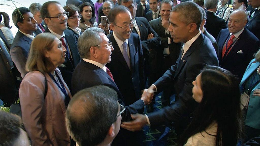 Μπαράκ Ομπάμα – Ραούλ Κάστρο: Ιστορική (και θερμή) χειραψία στον Παναμά