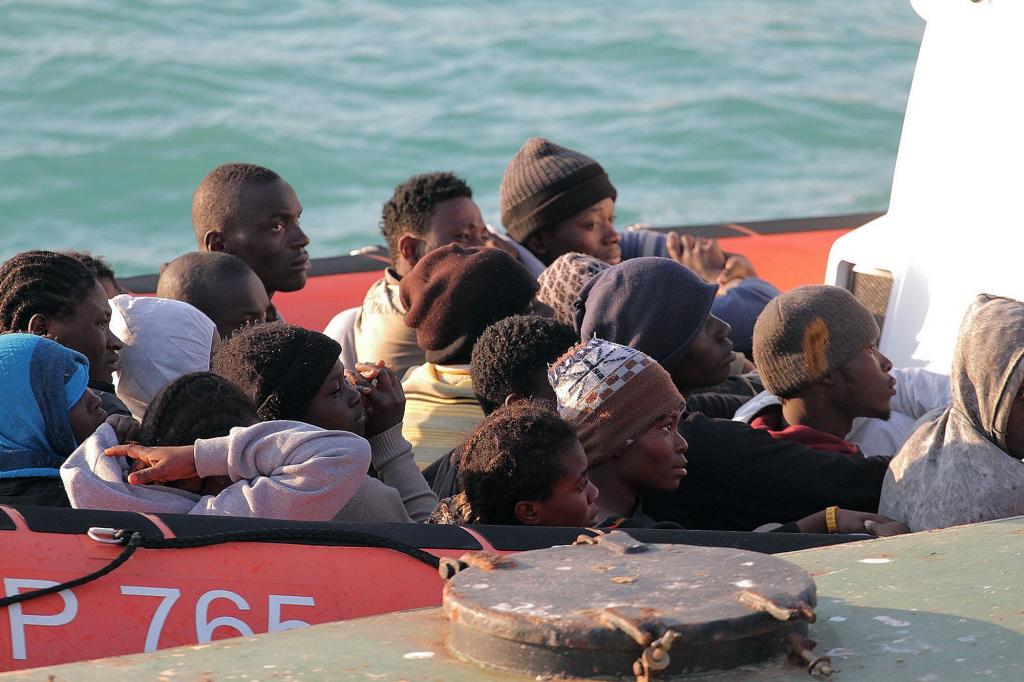 Νέος συναγερμός στη Μεσόγειο: SOS από δύο πλοία με τουλάχιστον 400 μετανάστες