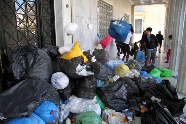 Πύργος: Αγανάκτηση για τα σκουπίδια | tanea.gr Πύργος: Αγανάκτηση για τα σκουπίδια | tanea.gr