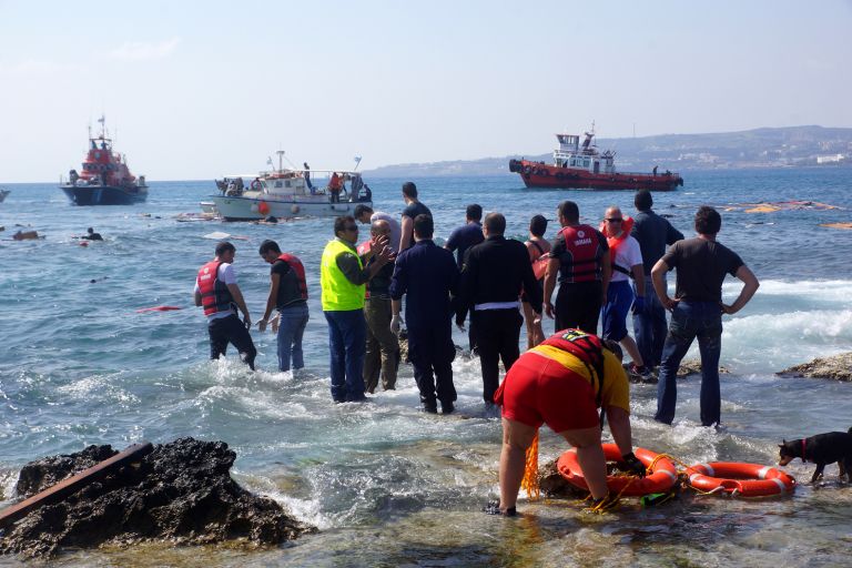 Ρόδος: Βούλιαξε σκάφος με δεκάδες μετανάστες - τρεις νεκροί ανάμεσά τους ένα παιδί | tanea.gr Ρόδος: Βούλιαξε σκάφος με δεκάδες μετανάστες - τρεις νεκροί ανάμεσά τους ένα παιδί | tanea.gr
