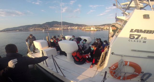 Στο λιμάνι της Ραφήνας μεταφέρονται 95 μετανάστες που εντοπίστηκαν σε σκάφος