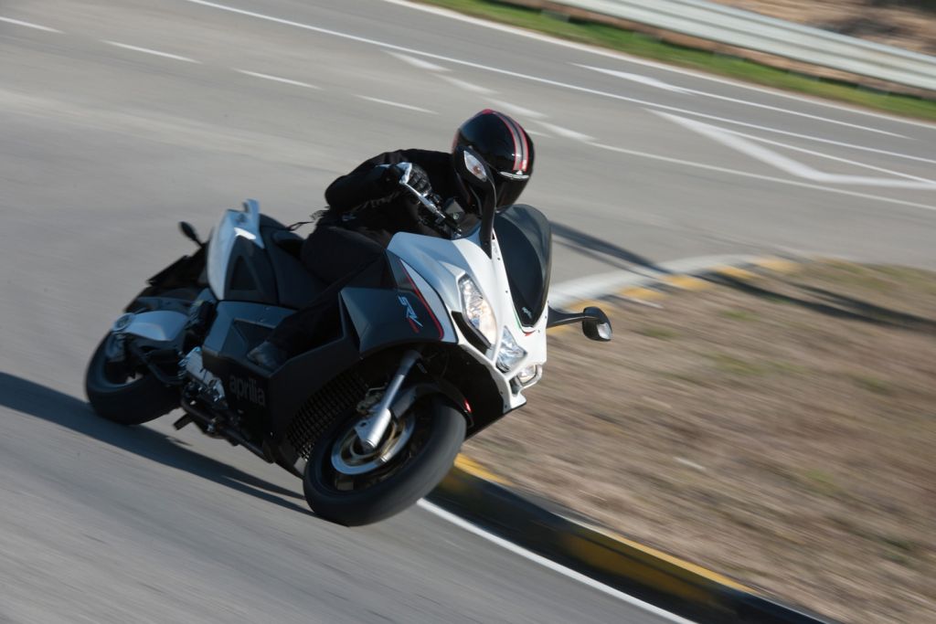 Νέα τιμή για το πιο γρήγορο σκούτερ, το Aprilia SRV 850 ABS ATC των 75 ίππων