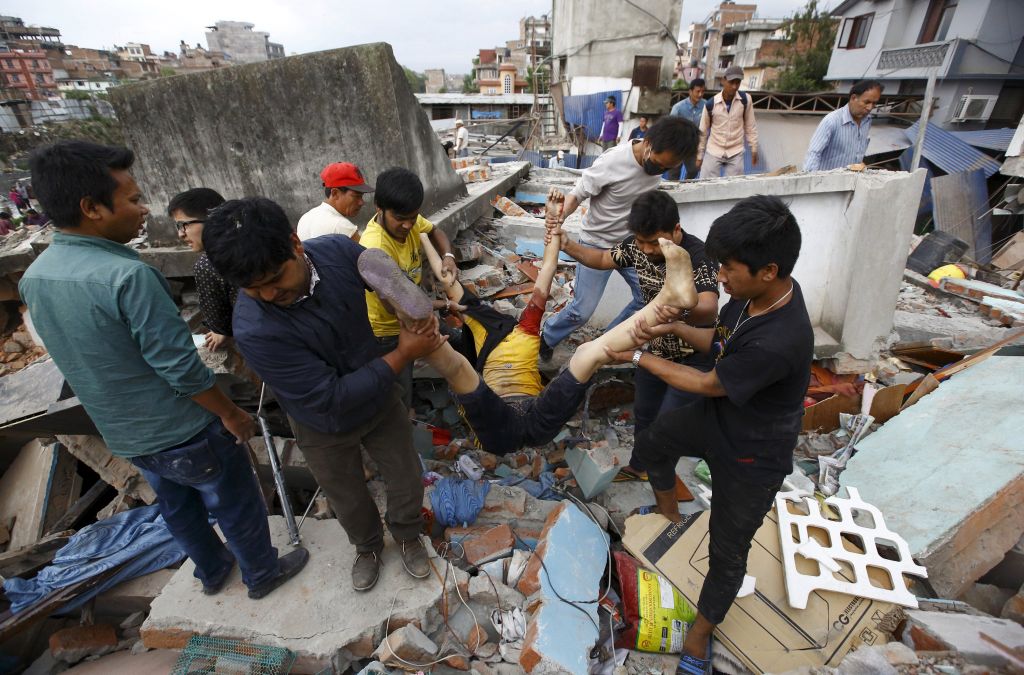 Σε κατάσταση έκτακτης ανάγκης το Νεπάλ – Πάνω από 2.200 οι νεκροί από τον σεισμό των 7,9 Ρίχτερ