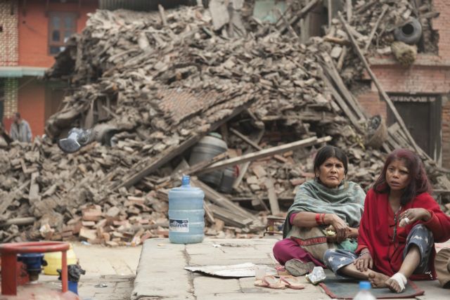 Με γυμνά χέρια σκάβουν στο Νεπάλ: Ξεπέρασαν τους 3.200 οι νεκροί και τους 6.500 οι τραυματίες
