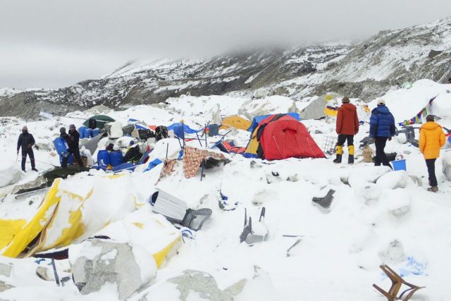 Εικόνες-σοκ: Η στιγμή που η χιονοστιβάδα χτυπά τους αποκλεισμένους ορειβάτες στο Εβερεστ