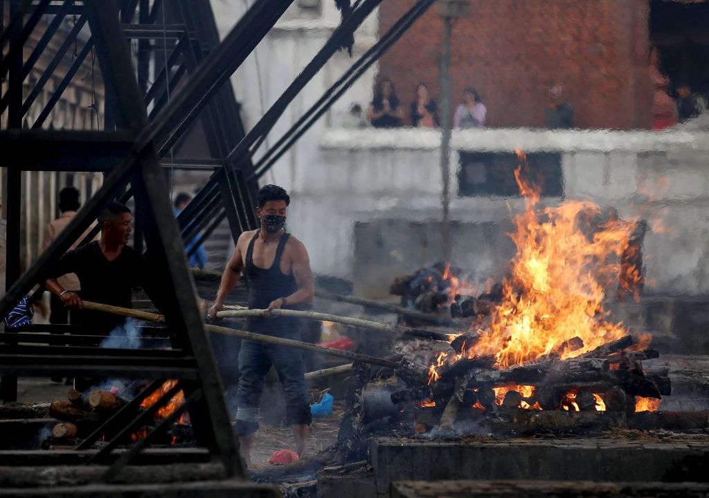 Εφιάλτης στο Νεπάλ: Οι νεκροί ίσως ξεπεράσουν τους 15.000 – Λέκκας: «Καίνε τα πτώματα»