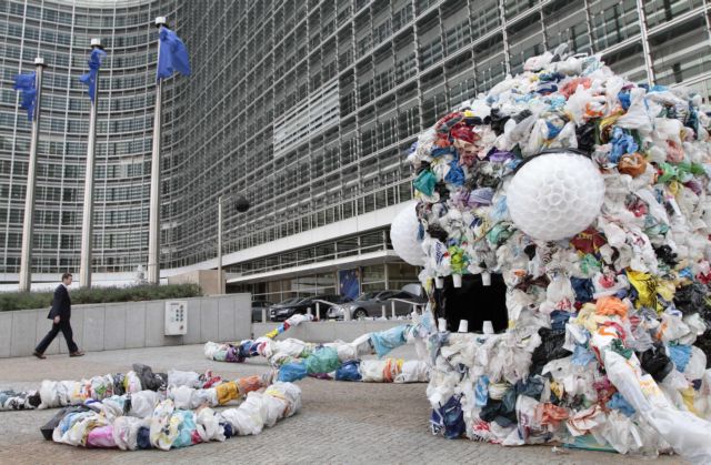 Ψηφίστηκε η οδηγία της ΕΕ κατά της πλαστικής σακούλας