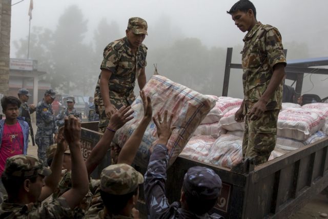 Νεπάλ: Επείγουσα ανθρωπιστική βοήθεια άρχισε να φθάνει σε απομονωμένες περιοχές