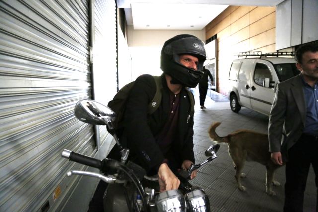 Τα «θυμωμένα παιδιά» των Εξαρχείων και η «συγκινητική» Δανάη