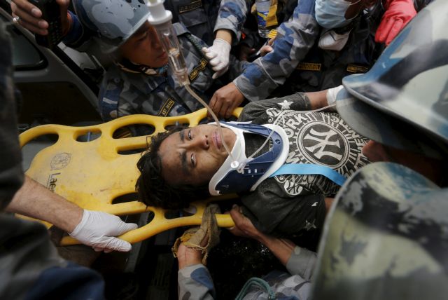 Κατμαντού: 15χρονος ανασύρθηκε ζωντανός από τα ερείπια κτιρίου, πέντε ημέρες μετά τον σεισμό
