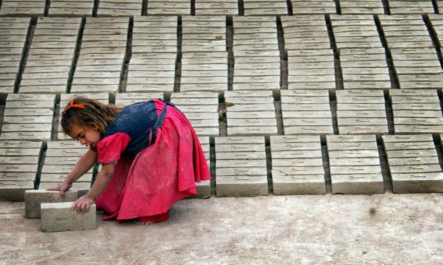 UNICEF: Σε φθίνουσα πορεία η παιδική εργασία στην Ελλάδα