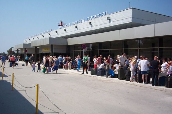 Ζάκυνθος: Ουρές στον έλεγχο διαβατηρίων στο αεροδρόμιο εξαιτίας υποστελέχωσης των αστυνομικών υπηρεσιών