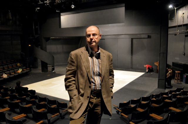 Γιάννης Χουβαρδάς στα «ΝΕΑ»: «Και έξω βαδίζουν σε τεντωμένο σκοινί οι διευθυντές θεάτρου»