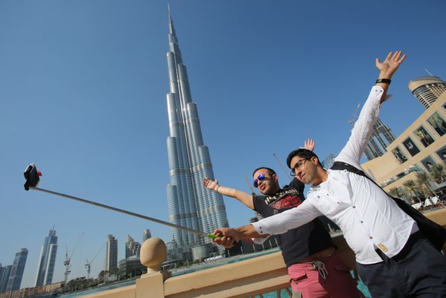 Κινητό πέφτει από ουρανοξύστη στο Ντουμπάι και τραβάει τη «βουτιά» σε βίντεο