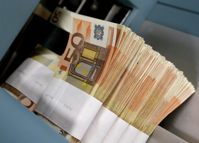 Επιφυλάσσεται η κυβέρνηση για τον υπουργό «που έβγαλε έξω 80.000 ευρώ»