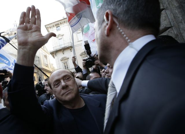 Γκάφα Μπερλουσκόνι: Πήγε σε προεκλογική συγκέντρωση των αντιπάλων του