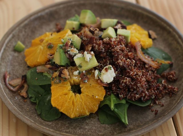 Σαλάτα με σπανάκι, αβοκάντο, πορτοκάλι, καραμελωμένα κρεμμύδια και φρέσκο ανθότυρο