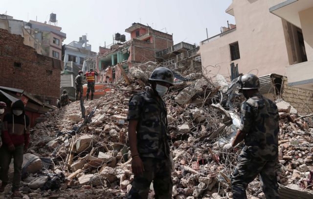 Περισσότεροι από 1.000 Ευρωπαίοι αγνοούνται μετά τον σεισμό του Νεπάλ!
