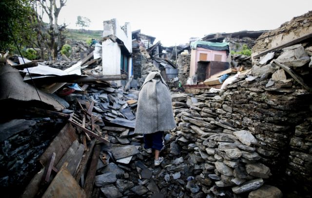 Νεπάλ: Τρεις άνθρωποι ανασύρθηκαν ζωντανοί – ο ένας εκ των οποίων 101 ετών – από τα ερείπια του σπιτιού τους