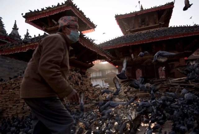 Ξεπέρασαν τους 7.000 οι νεκροί από τον φονικό σεισμό στο Νεπάλ