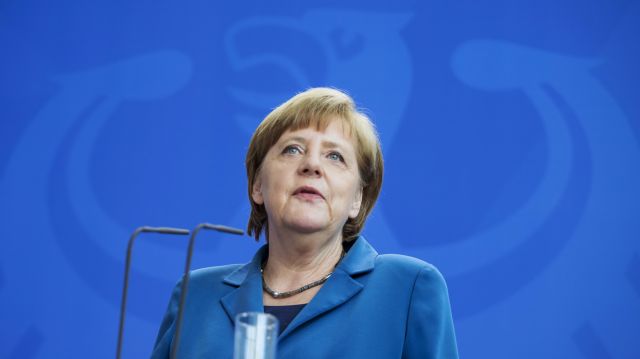 Υπεραμύνεται η Μέρκελ της γερμανικής συνεργασίας με την NSA