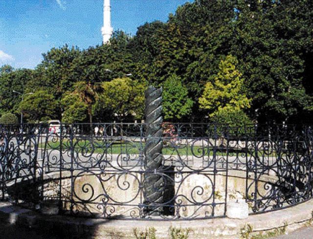 Ο τρικάρηνος όφις επιστρέφει στους Δελφούς με τη μορφή αντιγράφου