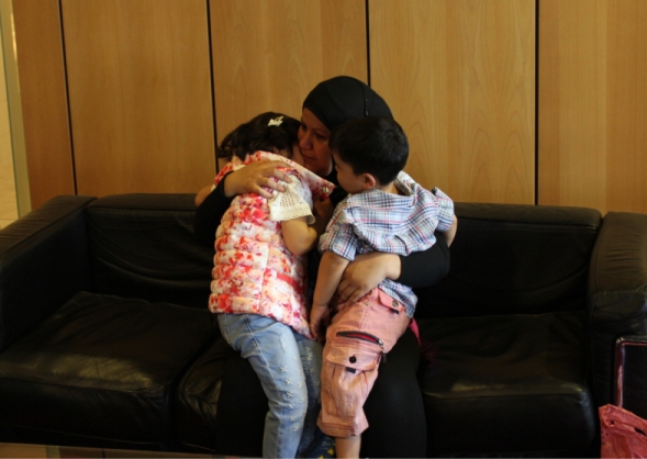 Θεσσαλονίκη: Στην αγκαλιά της μητέρας της η μικρή Τάλα από τη Συρία