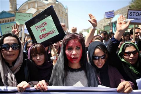 Σε θάνατο τέσσερις Αφγανοί που λίντσαραν γυναίκα για δήθεν κάψιμο του Κορανίου